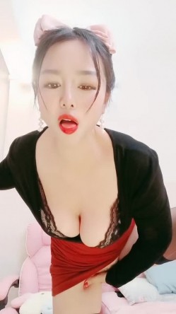 风骚御姐黑丝高跟带着好姐妹跟大哥激情双飞啪啪，全程露脸口交大鸡巴让大哥各种姿势蹂躏抽插好姐妹揉骚奶子 截图5