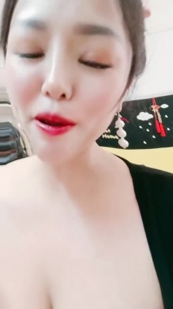 风骚御姐黑丝高跟带着好姐妹跟大哥激情双飞啪啪，全程露脸口交大鸡巴让大哥各种姿势蹂躏抽插好姐妹揉骚奶子 截图7