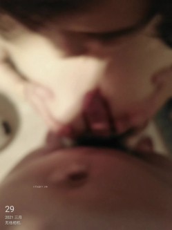 “鸡巴好硬~我要来高潮了”对话超淫荡，顶级骚母狗大奶妖媚【雪儿】群福利，户外车震3P淫声浪语骚得离谱 截图2