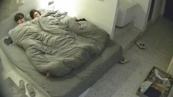 公寓酒店 眼镜小哥和自己的小女友 吃饱零食就上床开干 小女友趴着翘起屁股的时候 谁能顶住 截图5