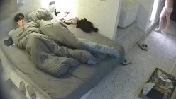 公寓酒店 眼镜小哥和自己的小女友 吃饱零食就上床开干 小女友趴着翘起屁股的时候 谁能顶住 截图6