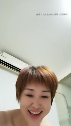 风韵犹存某高校老师勾搭学生啪啪爆操 嫌J8太粗不好插连操干到受不了 口爆裹射出来 卫生间大黑牛接着玩 截图3