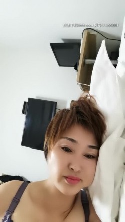 风韵犹存某高校老师勾搭学生啪啪爆操 嫌J8太粗不好插连操干到受不了 口爆裹射出来 卫生间大黑牛接着玩 截图7
