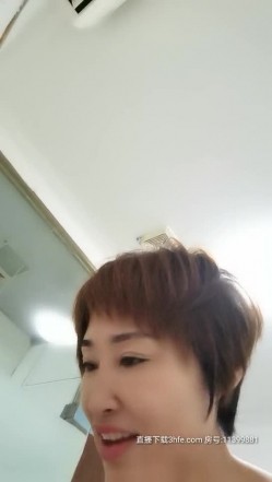 风韵犹存某高校老师勾搭学生啪啪爆操 嫌J8太粗不好插连操干到受不了 口爆裹射出来 卫生间大黑牛接着玩 截图11