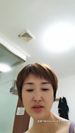 风韵犹存某高校老师勾搭学生啪啪爆操 嫌J8太粗不好插连操干到受不了 口爆裹射出来 卫生间大黑牛接着玩 截图12