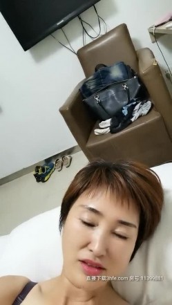 风韵犹存某高校老师勾搭学生啪啪爆操 嫌J8太粗不好插连操干到受不了 口爆裹射出来 卫生间大黑牛接着玩 截图14