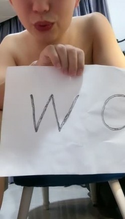 风骚的女友跟小哥在椅子上激情啪啪给狼友看，先舔逼然后才舔大鸡巴，让小哥多体位爆草抽插，抱在怀里吃奶子 截图1