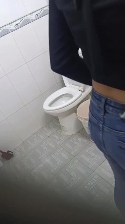 翻墻爬窗摆拍多位小姐姐洗澡换衣服 截图1