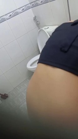 翻墻爬窗摆拍多位小姐姐洗澡换衣服 截图2