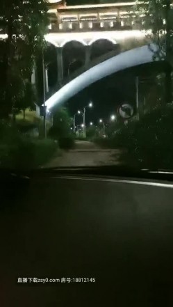 寂寞的骚逼少妇年轻玩点刺激的很有激情跟小哥户外车震，全程露脸身材不错被小哥各种抽插无套最后颜射刺激 截图2