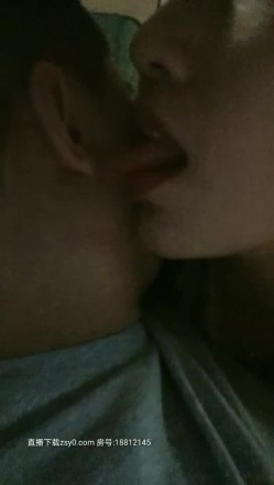 寂寞的骚逼少妇年轻玩点刺激的很有激情跟小哥户外车震，全程露脸身材不错被小哥各种抽插无套最后颜射刺激 截图3
