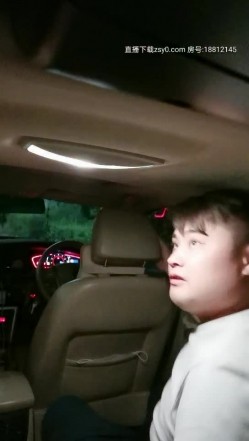 寂寞的骚逼少妇年轻玩点刺激的很有激情跟小哥户外车震，全程露脸身材不错被小哥各种抽插无套最后颜射刺激 截图5