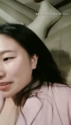 寂寞的骚逼少妇年轻玩点刺激的很有激情跟小哥户外车震，全程露脸身材不错被小哥各种抽插无套最后颜射刺激 截图6