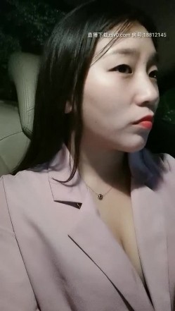 寂寞的骚逼少妇年轻玩点刺激的很有激情跟小哥户外车震，全程露脸身材不错被小哥各种抽插无套最后颜射刺激 截图14