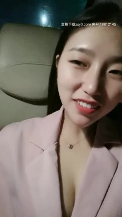 寂寞的骚逼少妇年轻玩点刺激的很有激情跟小哥户外车震，全程露脸身材不错被小哥各种抽插无套最后颜射刺激 截图15