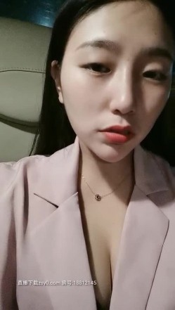 寂寞的骚逼少妇年轻玩点刺激的很有激情跟小哥户外车震，全程露脸身材不错被小哥各种抽插无套最后颜射刺激 截图16