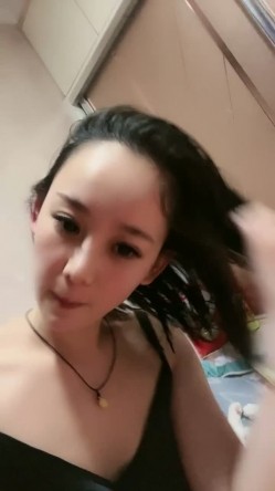新人美少妇居家操逼！多毛骚逼双指扣入！掰开骚逼，开档黑丝后入肥臀，骑乘姿势深插射在嘴里 截图2