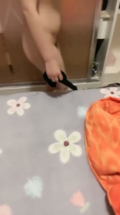 新人美少妇居家操逼！多毛骚逼双指扣入！掰开骚逼，开档黑丝后入肥臀，骑乘姿势深插射在嘴里 截图7