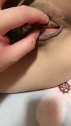 新人美少妇居家操逼！多毛骚逼双指扣入！掰开骚逼，开档黑丝后入肥臀，骑乘姿势深插射在嘴里 截图16