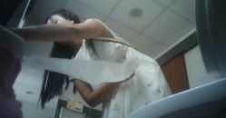 大神潜入单位女厕废纸篓藏了 一个摄像头 偷拍几位熟女同事的各种肥鲍鱼 截图9