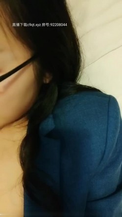 戴着金丝眼镜样子很斯文的英语老师哎娜没想到脱光衣服操逼那么淫骚逼毛多性欲强 截图1