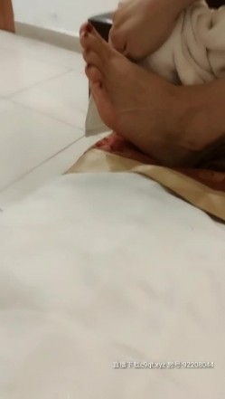 戴着金丝眼镜样子很斯文的英语老师哎娜没想到脱光衣服操逼那么淫骚逼毛多性欲强 截图6