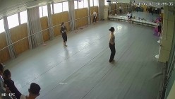 舞蹈班《监控破解》偷拍多位美女学员后台换衣服 截图9