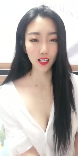 漂亮成熟御姐，大姨妈来了还在努力插B，虽然插到出血了，但高潮来了还是很爽，看那脸风骚妩媚迷人的样子！ 截图1