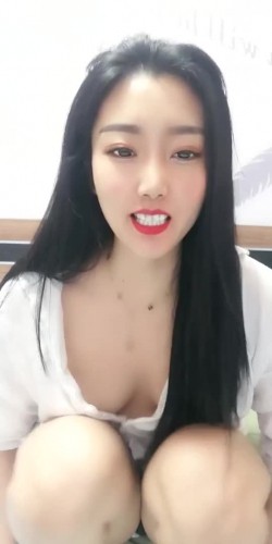 漂亮成熟御姐，大姨妈来了还在努力插B，虽然插到出血了，但高潮来了还是很爽，看那脸风骚妩媚迷人的样子！ 截图4