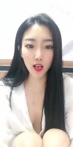 漂亮成熟御姐，大姨妈来了还在努力插B，虽然插到出血了，但高潮来了还是很爽，看那脸风骚妩媚迷人的样子！ 截图5