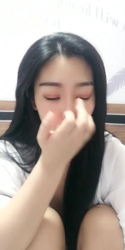 漂亮成熟御姐，大姨妈来了还在努力插B，虽然插到出血了，但高潮来了还是很爽，看那脸风骚妩媚迷人的样子！ 截图6