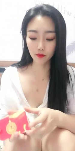 漂亮成熟御姐，大姨妈来了还在努力插B，虽然插到出血了，但高潮来了还是很爽，看那脸风骚妩媚迷人的样子！ 截图8