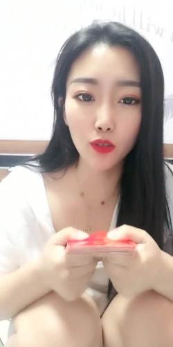漂亮成熟御姐，大姨妈来了还在努力插B，虽然插到出血了，但高潮来了还是很爽，看那脸风骚妩媚迷人的样子！ 截图9