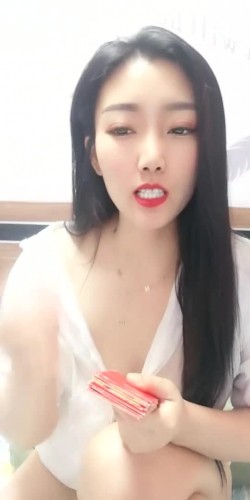 漂亮成熟御姐，大姨妈来了还在努力插B，虽然插到出血了，但高潮来了还是很爽，看那脸风骚妩媚迷人的样子！ 截图10