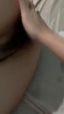 熟女阿姨 小贫乳 水鲍鱼 被无套输出 内射 喷了一床单 截图7
