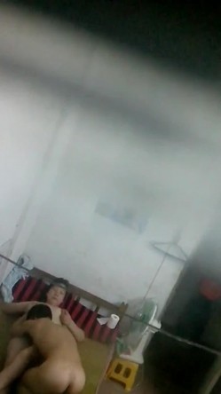 气窗偷拍一对中年夫妇在出租房啪啪 听声音外面还很嘈杂难道不怕发现 截图1
