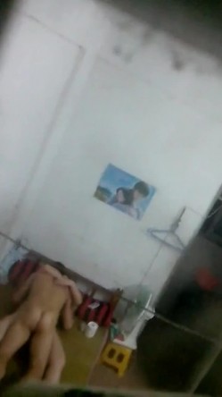 气窗偷拍一对中年夫妇在出租房啪啪 听声音外面还很嘈杂难道不怕发现 截图6