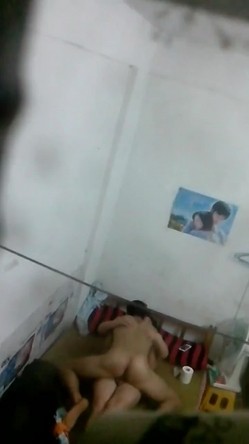 气窗偷拍一对中年夫妇在出租房啪啪 听声音外面还很嘈杂难道不怕发现 截图7