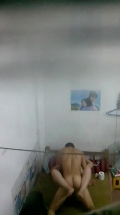 气窗偷拍一对中年夫妇在出租房啪啪 听声音外面还很嘈杂难道不怕发现 截图11