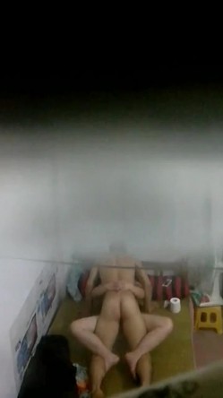 气窗偷拍一对中年夫妇在出租房啪啪 听声音外面还很嘈杂难道不怕发现 截图12
