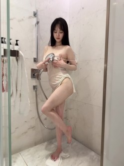 《顶级女模极致诱惑》明星气质精致容颜！秀人网镇站之宝极品女神【柚琪】大胆私拍，情趣制服 湿身洗澡，露三点，相当炸裂 截图14