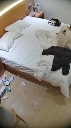 大学城 这妹子被调教得相当到位 一来直接换上丝袜女仆装 第一炮逼里抽出来直接含住口爆吞精 截图16