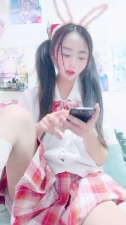 新来的兔女郎小妹粘人小鬼精彩小秀，在狼友的调教下漏出骚奶子展示逼逼，撅着屁股掰开骚穴给狼友看淫水不少 截图1