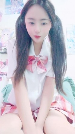 新来的兔女郎小妹粘人小鬼精彩小秀，在狼友的调教下漏出骚奶子展示逼逼，撅着屁股掰开骚穴给狼友看淫水不少 截图3