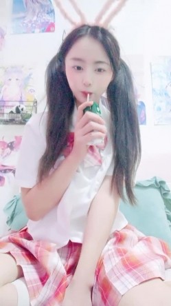 新来的兔女郎小妹粘人小鬼精彩小秀，在狼友的调教下漏出骚奶子展示逼逼，撅着屁股掰开骚穴给狼友看淫水不少 截图5