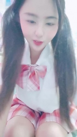 新来的兔女郎小妹粘人小鬼精彩小秀，在狼友的调教下漏出骚奶子展示逼逼，撅着屁股掰开骚穴给狼友看淫水不少 截图6