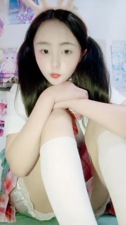 新来的兔女郎小妹粘人小鬼精彩小秀，在狼友的调教下漏出骚奶子展示逼逼，撅着屁股掰开骚穴给狼友看淫水不少 截图9