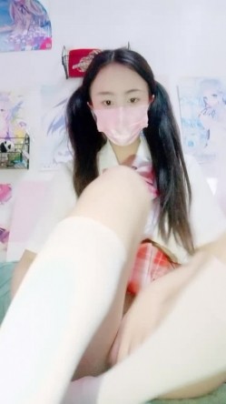 新来的兔女郎小妹粘人小鬼精彩小秀，在狼友的调教下漏出骚奶子展示逼逼，撅着屁股掰开骚穴给狼友看淫水不少 截图15