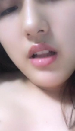 逼毛浓厚的少妇露脸玩一多透明内衣诱惑先把逼逼洗干净再自慰给狼友看，淫声浪语不断诱惑，屁股上的纹身一定是有故事 截图2