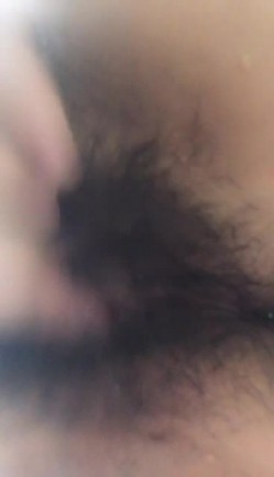 逼毛浓厚的少妇露脸玩一多透明内衣诱惑先把逼逼洗干净再自慰给狼友看，淫声浪语不断诱惑，屁股上的纹身一定是有故事 截图9